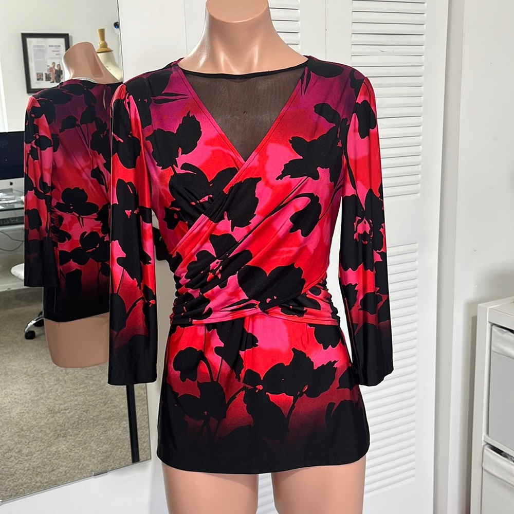 Gorgeous top made in stretch fabric, perfect fit, some evidence of wear…